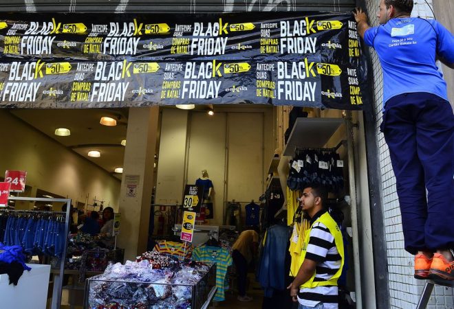 São Paulo - Movimento no comércio da rua Teodoro Sampaio, em Pinheiros, durante o Black Friday (Rovena Rosa/Agência Brasil)
