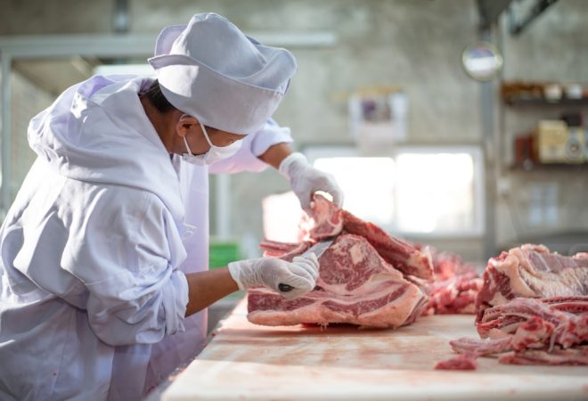 Açougueiro que trabalha na indústria de carne fábrica bom produto de alimentos