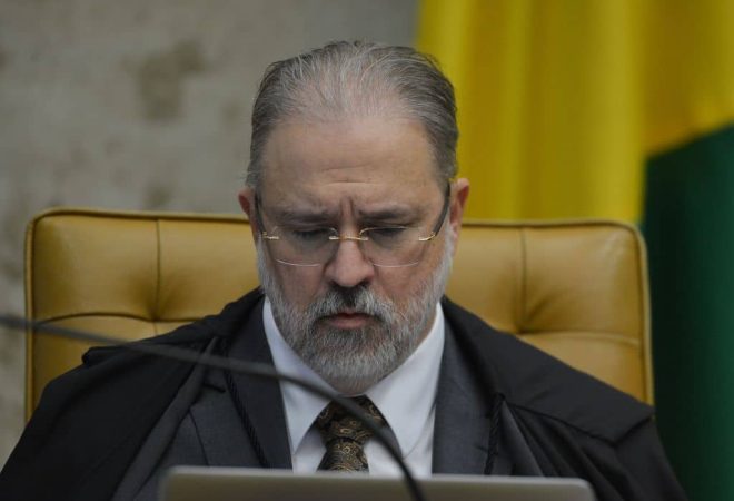 O procurador geral da república, Augusto Aras , durante sessão de julgamento sobre limite para compartilhamento de dados fiscais