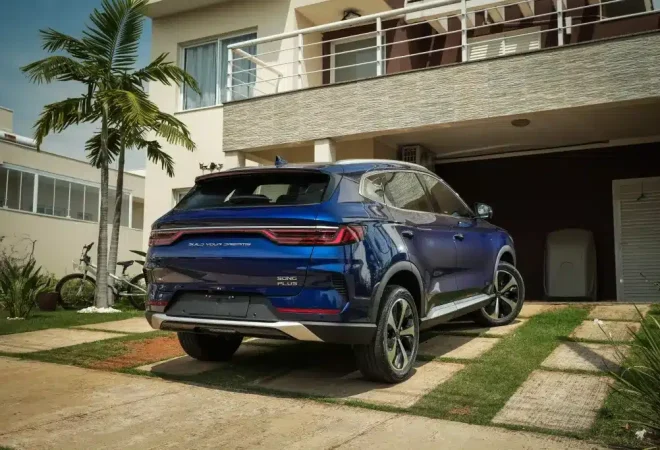 BYD-Song-estacionado-de-frente-para-a-entrada-da-garagem-de-uma-mansao