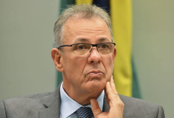O ministro de Minas e Energia, Bento Albuquerque, participa de audiência pública, promovida pela Comissão de Minas e Energia da Câmara dos Deputados, para debater o plano do governo para o desenvolvimento do setor de energia no Brasil.