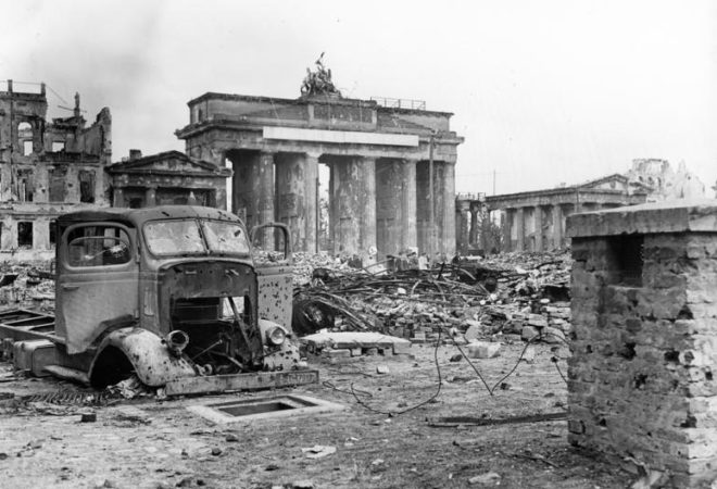 Berlin 1945
Blick über den Pariser Platz auf das Brandenburger Tor Anfang Juni 1945