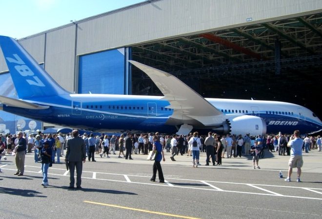 Boeing_787_Roll-out