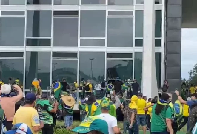 Bolsonaristas-quebram-janelas-do-Palacio-do-Planalto