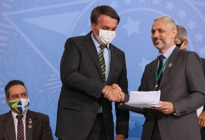 O presidente da República,Jair Bolsonaro e o Dr. Luciano Dias Asevedo, durante o encontro “Brasil Vencendo a COVID-19”.