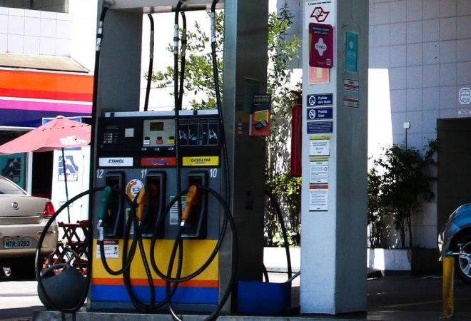 São Paulo - Posto de gasolina em Pinheiros.