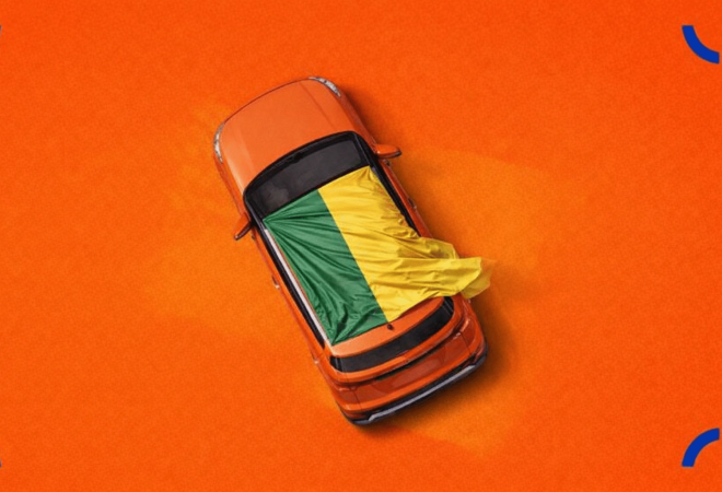 Car laranja com bandeira nas cores do Brasil