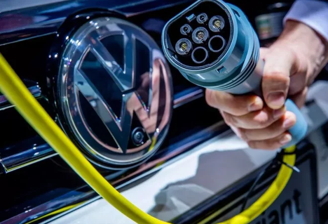 Carregando-Carro-Eletrico-Volkswagen