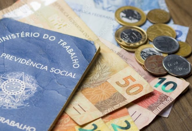 Carteira de trabalho com dinheiro