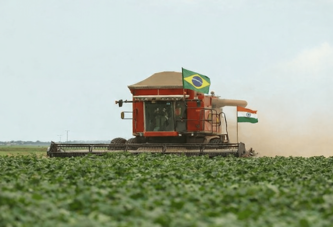 Colheitadeira com bandeiras do Brasil e Índia