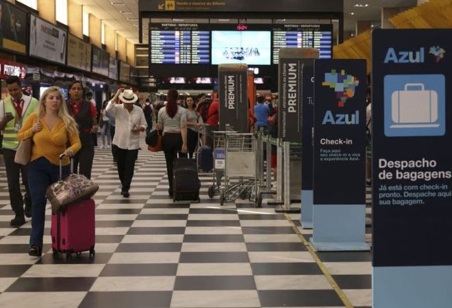 Nova regra relativa ao tamanho da bagagem de mão, que não pode exceder 55 centímetros de altura, 35 de largura e 25 de profundidade, já está em vigor no Aeroporto de Congonhas, em São Paulo.