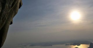 Subida até os braços da estátua do Cristo Redentor, no morro do Corcovado. As obras de restauro da estátua estão sendo finalizadas este mês. Em outubro deste ano o Cristo Redentor completa 90 anos.