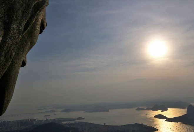 Subida até os braços da estátua do Cristo Redentor, no morro do Corcovado. As obras de restauro da estátua estão sendo finalizadas este mês. Em outubro deste ano o Cristo Redentor completa 90 anos.