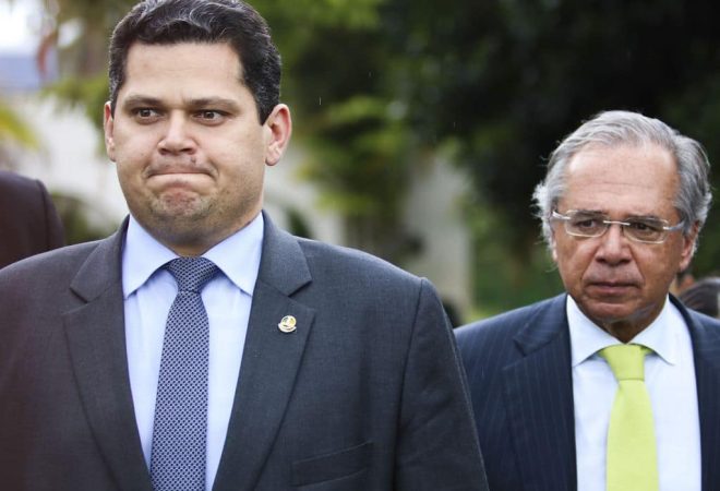 O presidente do Senado, Davi Alcolumbre, e o ministro da Economia, Paulo Guedes, falam à imprensa após se reunirem na residência oficial da Presidência do Senado.