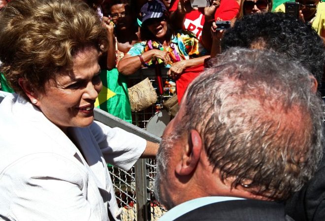 Brasília - Presidenta afastada Dilma Rousseff e o ex-presidente Lula cumprimentam simpatizantes em frente ao Palácio do Planalto (Juca Varella/Agência Brasil)