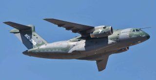 Embraer_KC-390,_PT-ZNJ_-_Desfile_Cívico_2018_(cropped)