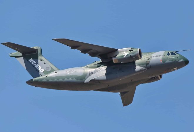 Embraer_KC-390,_PT-ZNJ_-_Desfile_Cívico_2018_(cropped)