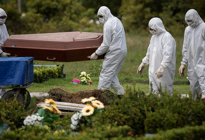 Manaus 15 04 2020 O Amazonas contabiliza mais de 1,4 mil casos confirmados de Covid-19 e 90 mortes no período de 1 mês. A pandemia foi registrada pela primeira vez no estado, em 13 de março Enterro de dona Esther Melo da Silva no cemitério Parque Tarumã, em Manaus( Foto: Amazônia Real)