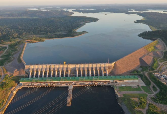 Imagens aéreas feitas por drone da casa de força principal da UHE Belo Monte, contemplando o reservatório intermediário, casa de força e canal de fuga.