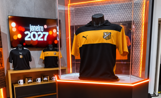 Expositor Avenida Brasil com Camisa de Futebol
