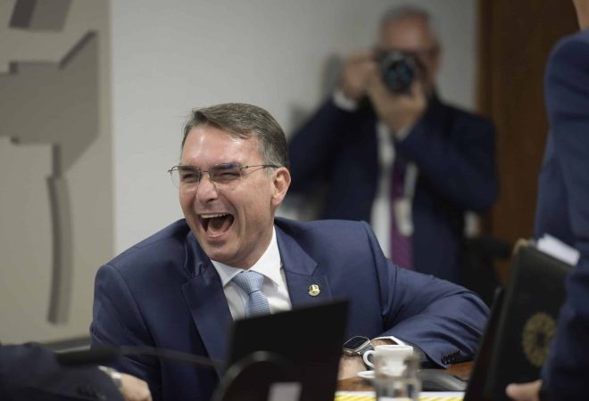 Comissão de Segurança Pública (CSP) realiza reunião com 4 itens. Entre eles, o PL 1.548/2023, que Dá nova redação ao crime de feminicídio e o considera como crime autônomo.Mesa:
relator do PL 1.676/2023 e PL 1.678/2023, senador Flávio Bolsonaro (PL-RJ).Foto: Saulo Cruz/Agência Senado