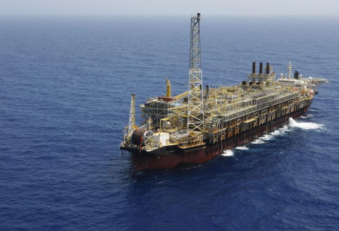 Navio-plataforma FPSO Cidade de Angra dos Reis no campo de Lula na Bacia de Santos *** Local Caption *** O FPSO Cidade de Angra dos Reis, na Bacia de Santos, realiza a produo de petrleo localizado no pr-sal. O FPSO Cidade de Angra dos Reis MV22 est ancorado em lmina d'gua de 2.149m no campo de Tupi, Bacia de Santos. Possui 330m de comprimento e largura mxima de 60m.