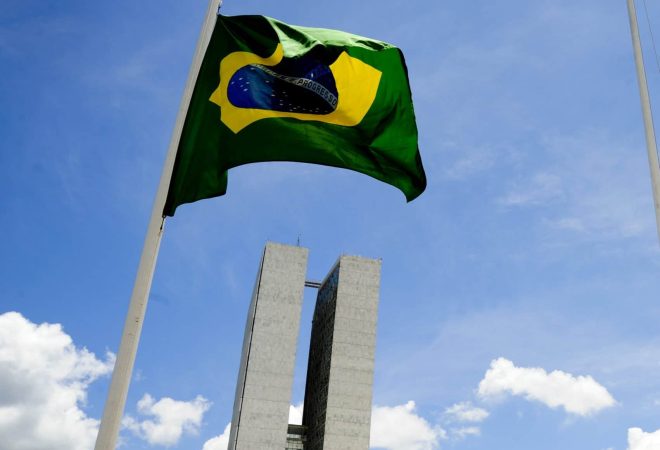 Devido a tragédia com o avião que transportava equipe da Chapecoense cair na Colômbia, bandeiras do Brasil e do Mercosul foram içadas a meio mastro diante do Congresso Nacional.Foto: Geraldo Magela/Agência Senado