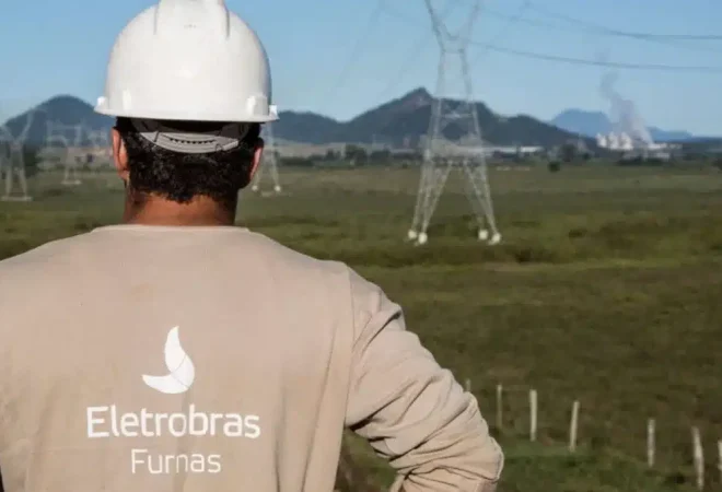 Funcionario-de-Furnas-subsidiaria-da-Eletrobras-em-frente-a-torres-de-transmissao-de-energia-eletrica-Foto-Divulgacao-Furnas