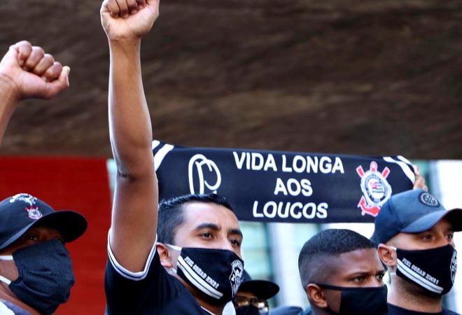 Gavioes_democracia
