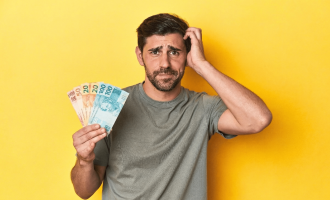 homem dinheiro freepik e gemini