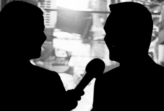 Jornalista entrevistando