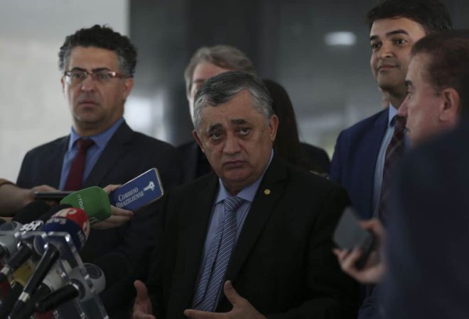 o lider do pt na camara jose guimaraes fala com