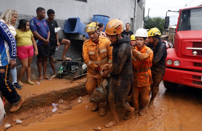 Juiz de Fora MG 240226 Bombeiros e voluntários fazem busca e resgate de pessoas em escombros após fortes chuvas_ Tania RegoAgência Brasil