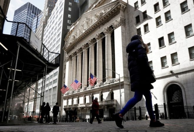 IMAGEN DE ARCHIVO. Personas caminan por Wall Street fuera de la Bolsa de Valores de Nueva York (NYSE), Nueva York, EEUU, Marzo 19, 2021.  REUTERS/Brendan McDermid