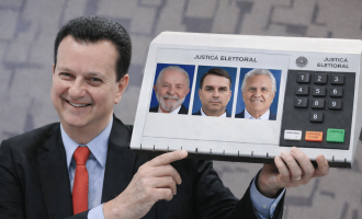 Kassab segura urna eletrônica nas eleições