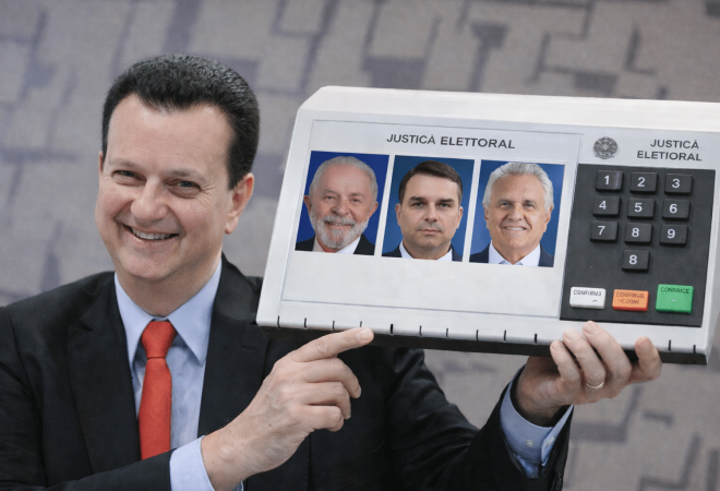 Kassab segura urna eletrônica nas eleições