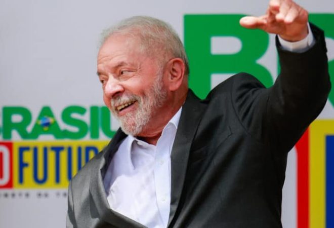 Presidente eleito, Lula da Silva (PT-SP) e a dep. Gleisi Hoffmann, durante centrevista coletiva na sede do governo de transição, no CCBB | Sérgio Lima/Poder360 02.dez.2022