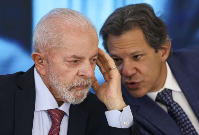 Brasília (DF), 11/09/2024 - O presidente Luiz Inácio Lula da Silva e o ministro da Fazenda, Fernando Haddad, durante a cerimônia Nova Indústria Brasil - Missão 4: Indústria e Revolução Digital, no Palácio do Planalto. Foto: Marcelo Camargo/Agência Brasil