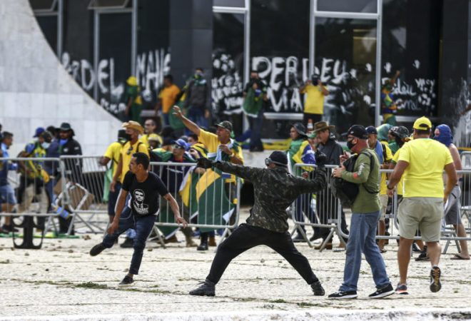 AME4954. BRASILIA (BRASIL), 08/01/2023.- Policías antidisturbios accedieron este domingo al palacio presidencial de Planalto, sede del Gobierno de Brasil, que está tomado por cientos de seguidores radicales del expresidente Jair Bolsonaro, en Brasilia (Brasil). Decenas de agentes subieron la rampa que da acceso a la primera planta del palacio disparando gases lacrimógenos, mientras otro grupo de uniformados rodeaba el edificio. Seguidores del expresidente brasileño Jair Bolsonaro invadieron este domingo el Palacio de Planalto, sede del Ejecutivo, y la Corte Suprema, después de haber irrumpido antes en el Congreso Nacional en actos golpistas contra el presidente Luiz Inácio Lula da Silva. EFE/ Marcelo Camargo/Agencia Brasil/NO VENTAS/SOLO USO EDITORIAL/SOLO DISPONIBLE PARA ILUSTRAR LA NOTICIA QUE ACOMPAÑA (CRÉDITO OBLIGATORIO)