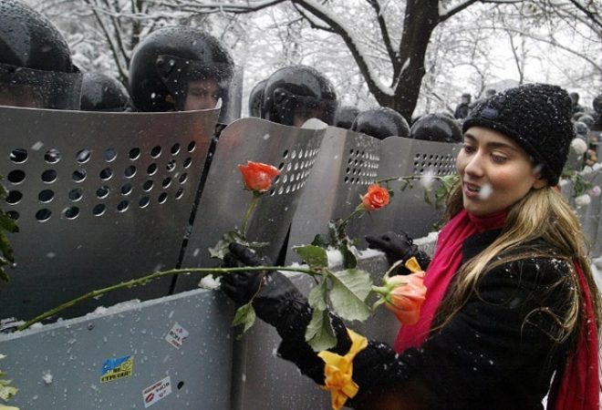 Militsiya_and_orange_flowers,_Kiev
