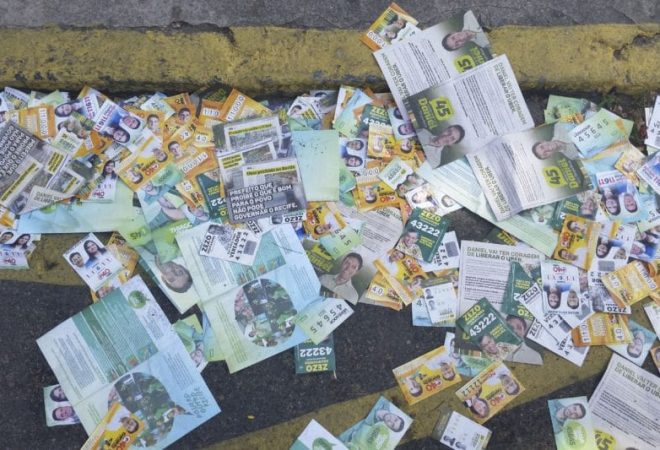 Recife - Locais de votação no Recife amanheceram hoje (02) repletos de panfletos e santinhos de candidatos (SumaiaVillela/Agência Brasil)