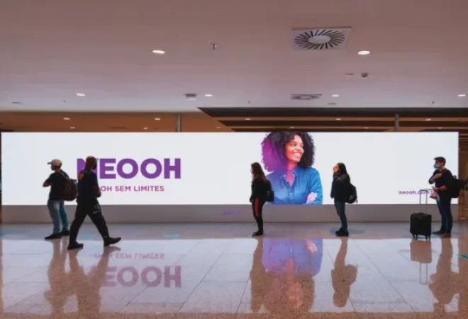 NEOOH-Painel-digtal-Aeroporto-1024x569