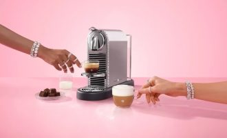 Cafeteira CitiZ Platinum: acabamento metálico e cristais Swarovski. (Divulgação/Divulgação)