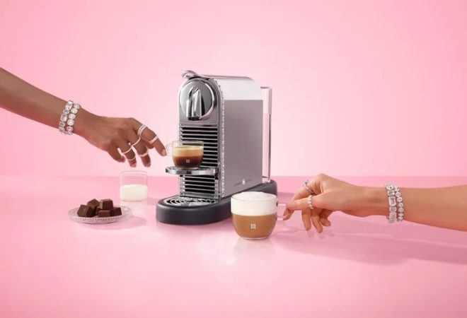 Cafeteira CitiZ Platinum: acabamento metálico e cristais Swarovski. (Divulgação/Divulgação)