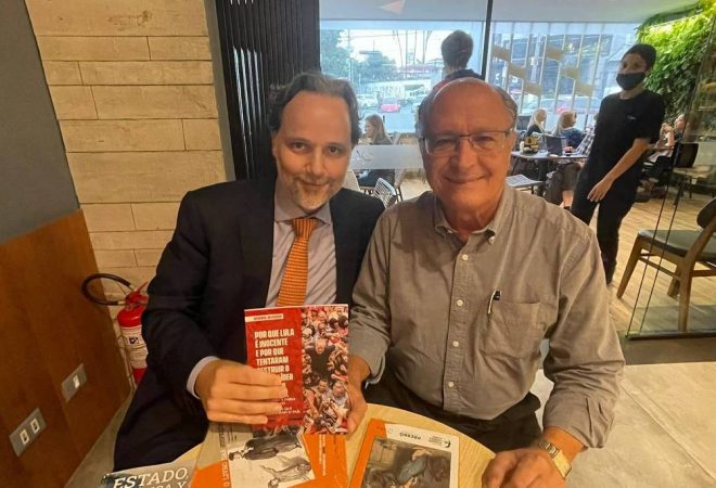 O governador de SP, Geraldo Alckmin (à dir.), tira foto com o coordenador do grupo Prerrogativas, Marco Aurélio de Carvalho - Divulgação