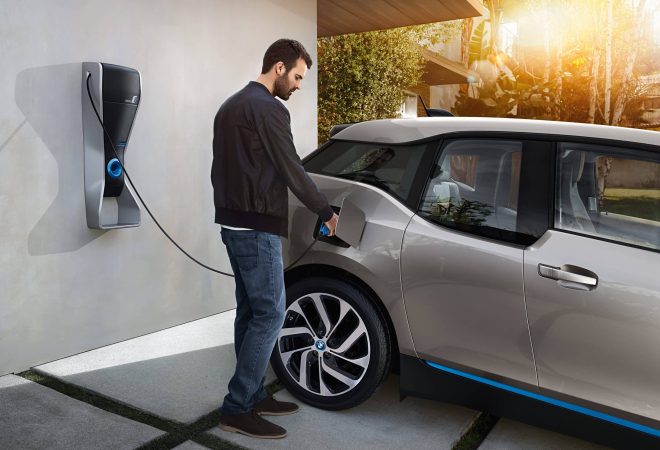 P90129260_highRes_bmw-i3-wallbox-charg-scaled