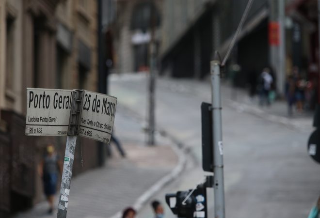 São Paulo 26/12/2020 Lojas fechadas na Ladeira Porto Geral com 25 de Março em São Paulo, devido a Faese Vermelha. Foto Paulo Pinto/FotosPublicas