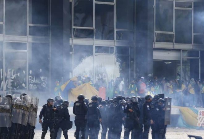 Manifestantes invadem Congresso, STF e Palácio do Planalto.