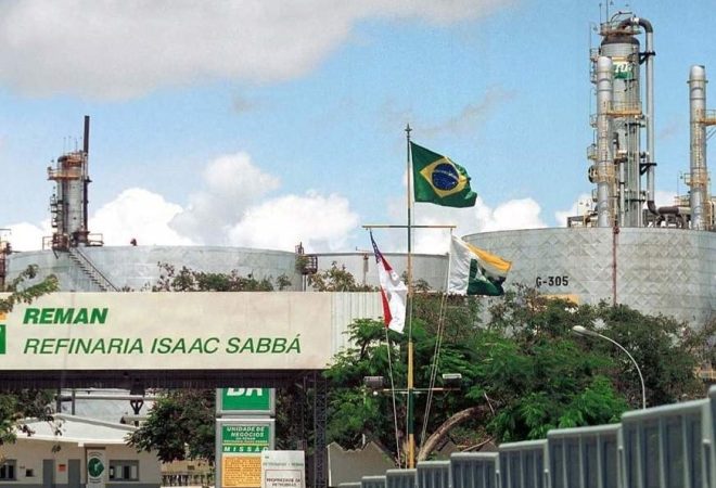 MANAUS - AM; 02/05/2002; GREVE NACIONAL DOS PETROLEIROS. AMEAÇA DE GREVE NA REMAN. NA FOTO: REMAN - REFINARIA ISAAC SABBÁ.  FOTO: LUIZ VASCONCELOS / A CRÍTICA
