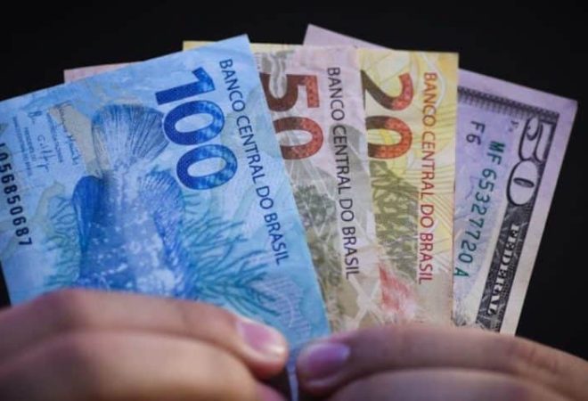 Notas de Reais e dólar para artes. Foto. Sérgio Lima, 30-07-2018. Foto: Sérgio Lima/Poder 360